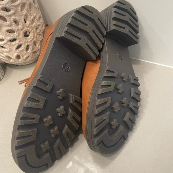 Universal Thread Boots - Picture 2 of 3